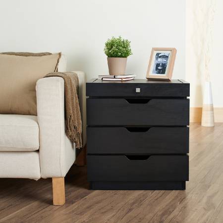 Rukojeť má hranatý tvar, aby se posílil pocit ostří.